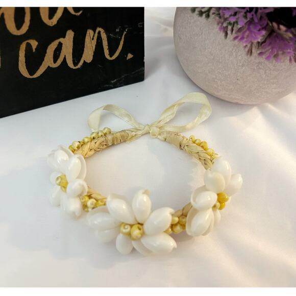 White Flower Seashell Tie Bracelet - Picture 3 of 5